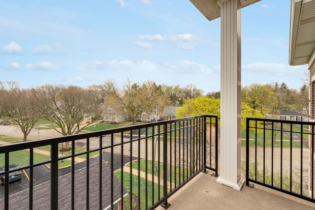 400 McDaniels Circle 405, Clarendon Hills, IL 60514