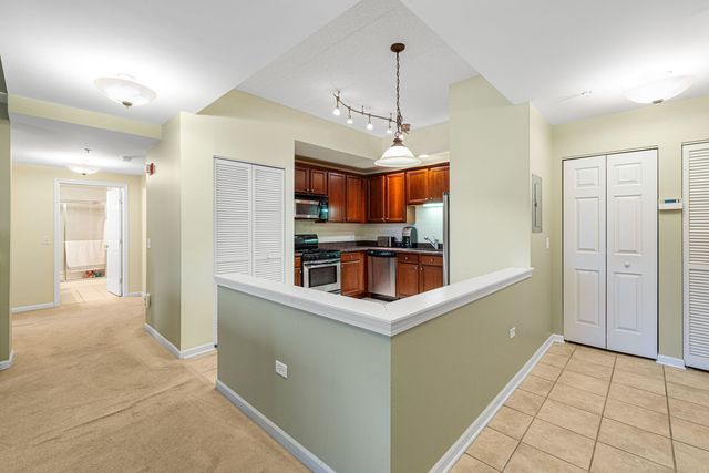 400 McDaniels Circle 405, Clarendon Hills, IL 60514