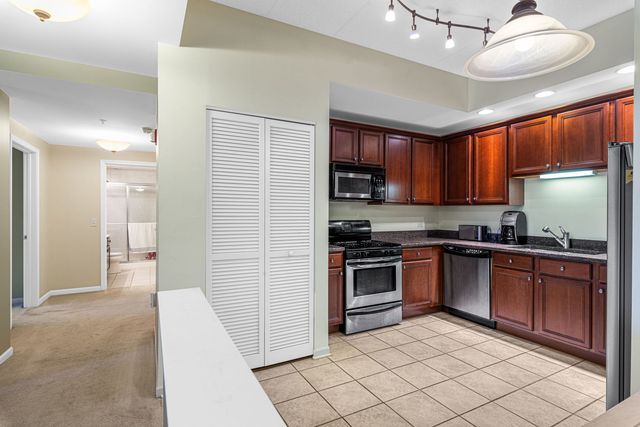 400 McDaniels Circle 405, Clarendon Hills, IL 60514