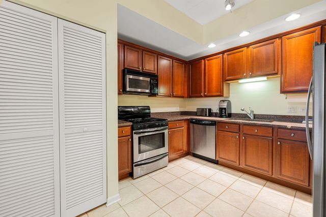400 McDaniels Circle 405, Clarendon Hills, IL 60514