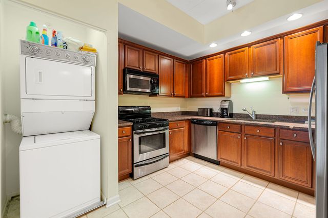 400 McDaniels Circle 405, Clarendon Hills, IL 60514