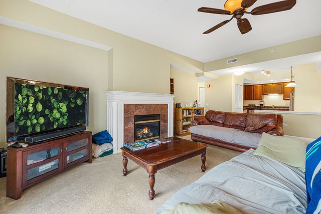 400 McDaniels Circle 405, Clarendon Hills, IL 60514