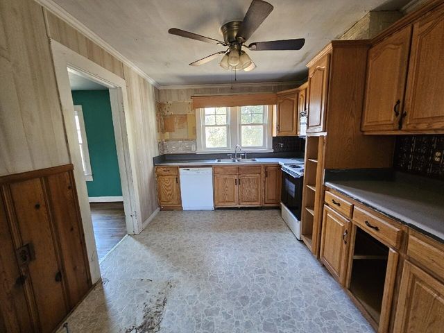 3793 SMITH MOUNTAIN LAKE PKWY, Huddleston, VA 24104