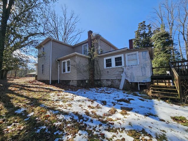 3793 SMITH MOUNTAIN LAKE PKWY, Huddleston, VA 24104