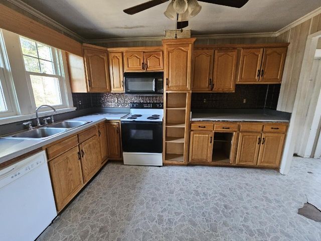 3793 SMITH MOUNTAIN LAKE PKWY, Huddleston, VA 24104