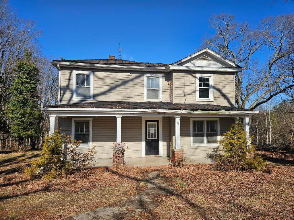 3793 SMITH MOUNTAIN LAKE PKWY, Huddleston, VA 24104