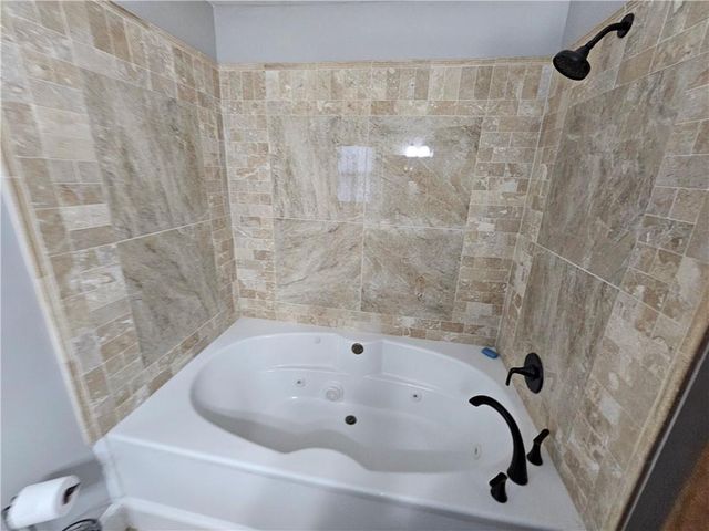 112 DEER CREEK Drive West, Pineville, LA 71360