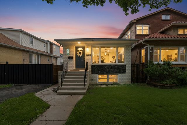 4933 N Keeler Avenue, Chicago, IL 60630