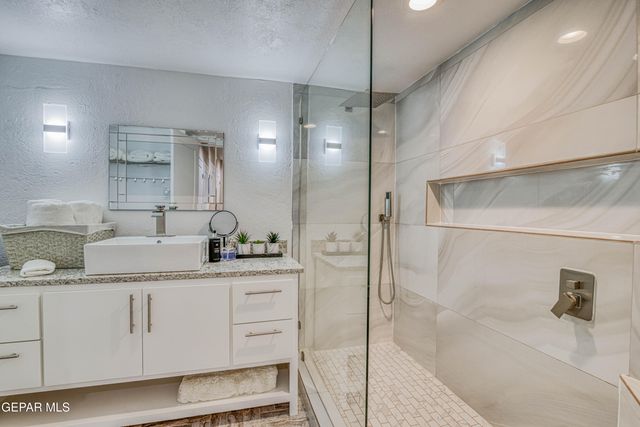 350 Thunderbird Drive 70, El Paso, TX 79912