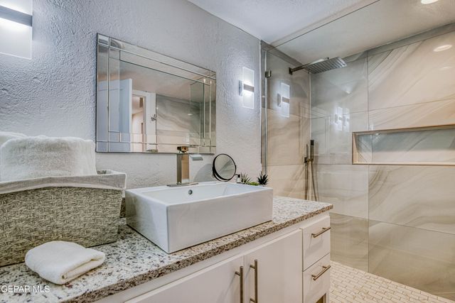 350 Thunderbird Drive 70, El Paso, TX 79912