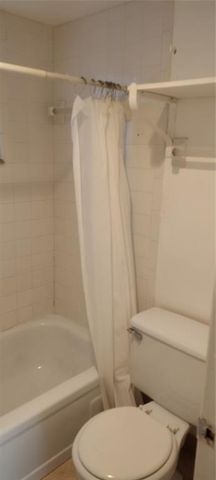 9340 Lagoon Place 302, Davie, FL 33324