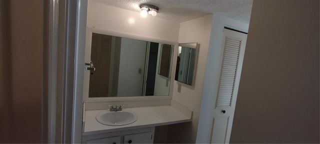 9340 Lagoon Place 302, Davie, FL 33324
