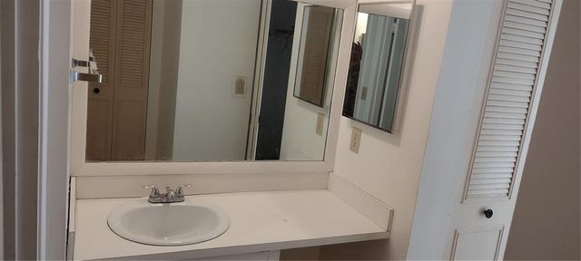 9340 Lagoon Place 302, Davie, FL 33324