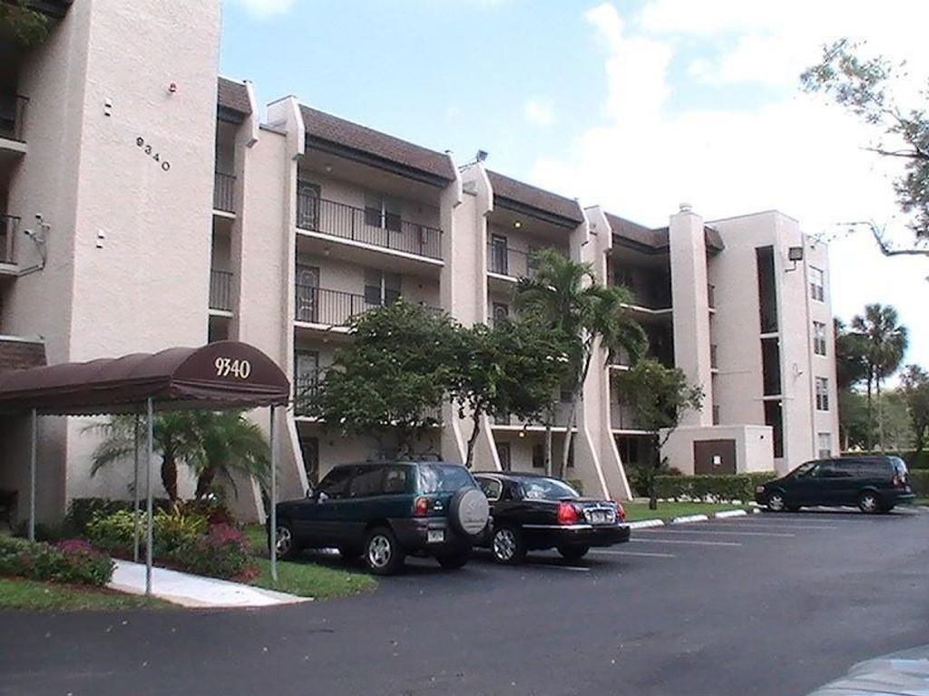 9340 Lagoon Place 302, Davie, FL 33324