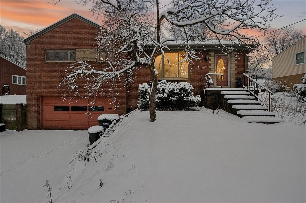 343 Long Dr, Upper St Clair, PA 15241