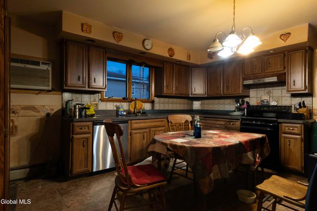 106 Country Ridge Court, Amsterdam, NY 12010