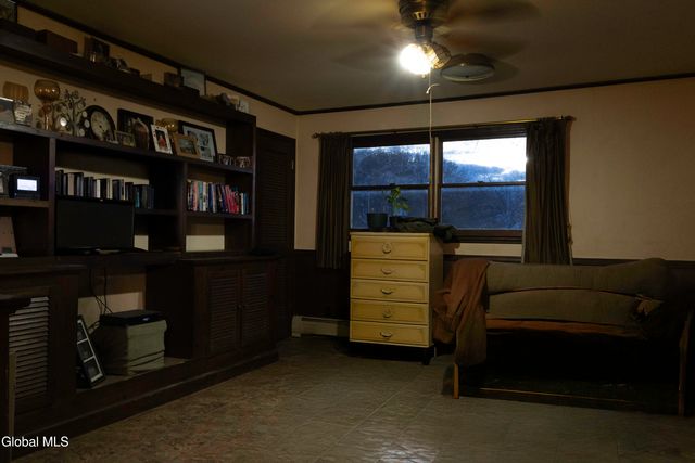 106 Country Ridge Court, Amsterdam, NY 12010