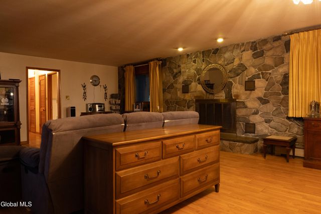 106 Country Ridge Court, Amsterdam, NY 12010