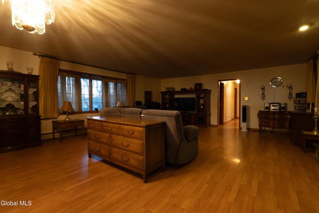 106 Country Ridge Court, Amsterdam, NY 12010