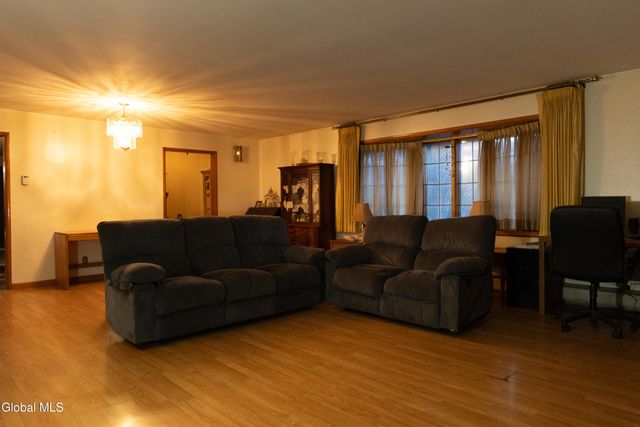 106 Country Ridge Court, Amsterdam, NY 12010