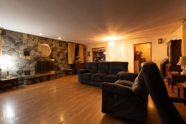 106 Country Ridge Court, Amsterdam, NY 12010