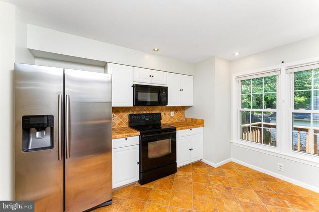 8415 HOLLIS LN, Vienna, VA 22182