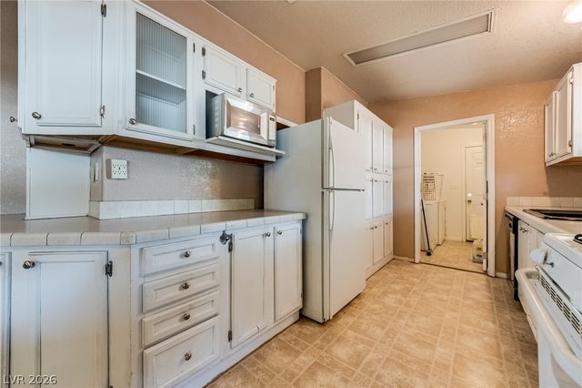 5423 North Sir Richard Drive, Las Vegas, NV 89110