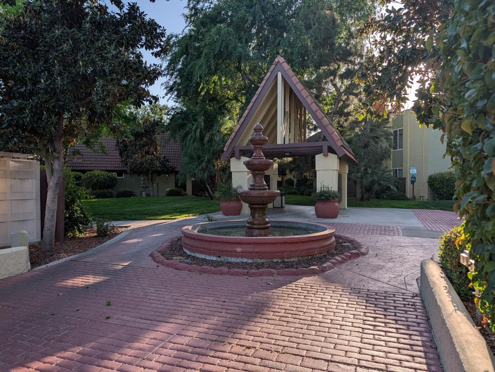 Image 15 of property listing at 2909 Huntington Boulevard # 205, Fresno, CA 93721