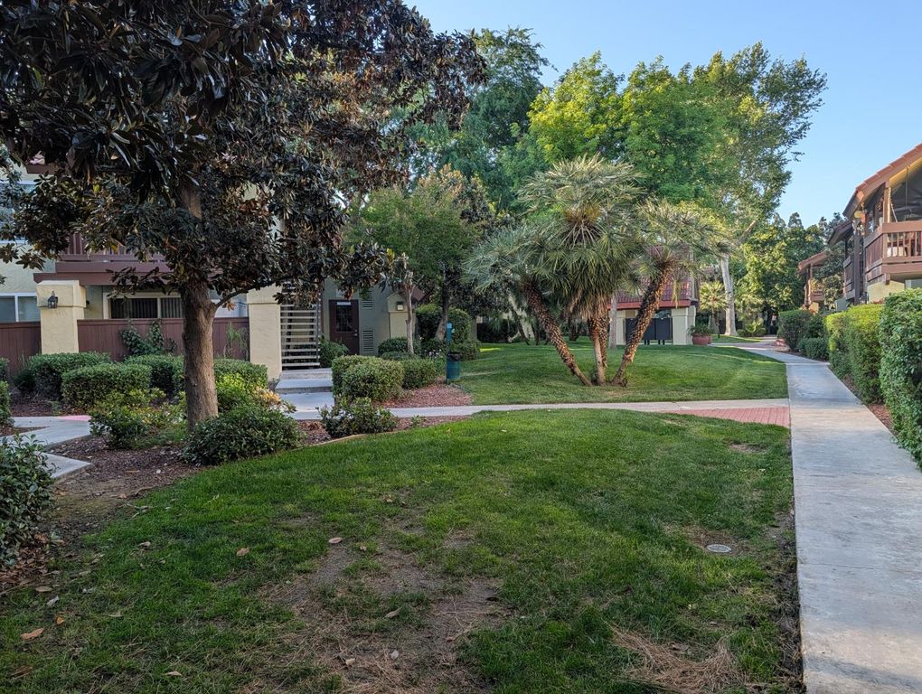 Image 16 of property listing at 2909 Huntington Boulevard # 205, Fresno, CA 93721