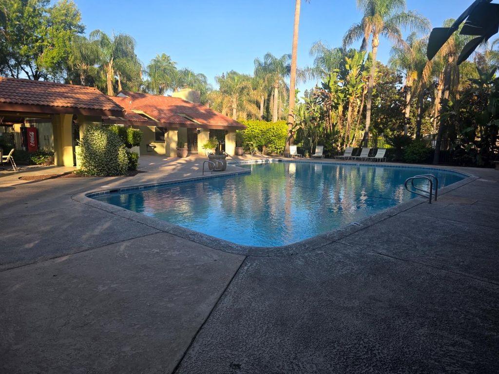 Image 20 of property listing at 2909 Huntington Boulevard # 205, Fresno, CA 93721