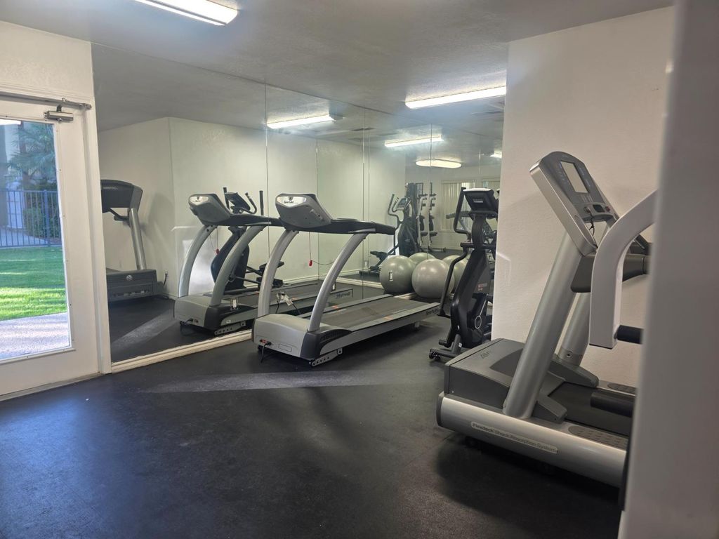 Image 23 of property listing at 2909 Huntington Boulevard # 205, Fresno, CA 93721