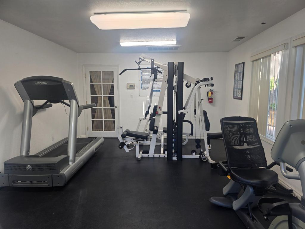 Image 24 of property listing at 2909 Huntington Boulevard # 205, Fresno, CA 93721