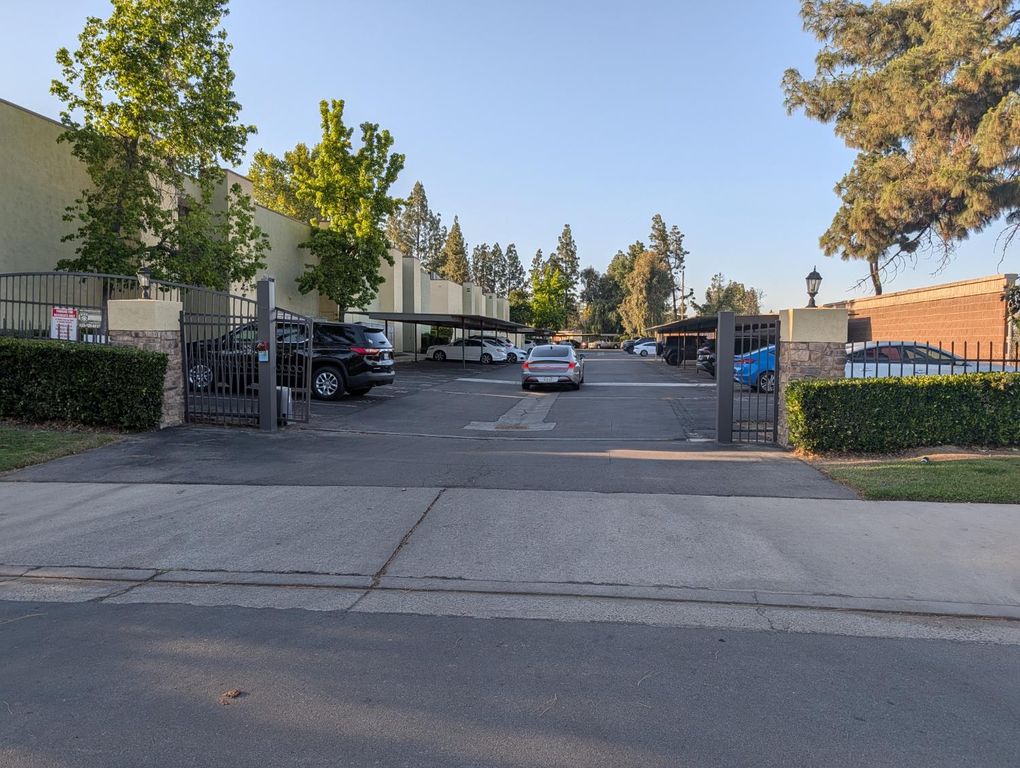 Image 27 of property listing at 2909 Huntington Boulevard # 205, Fresno, CA 93721