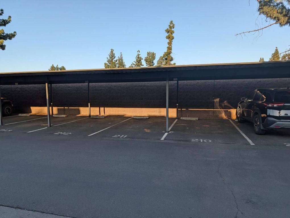 Image 29 of property listing at 2909 Huntington Boulevard # 205, Fresno, CA 93721