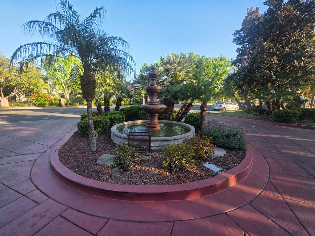 Image 30 of property listing at 2909 Huntington Boulevard # 205, Fresno, CA 93721