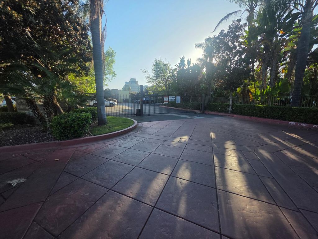 Image 32 of property listing at 2909 Huntington Boulevard # 205, Fresno, CA 93721