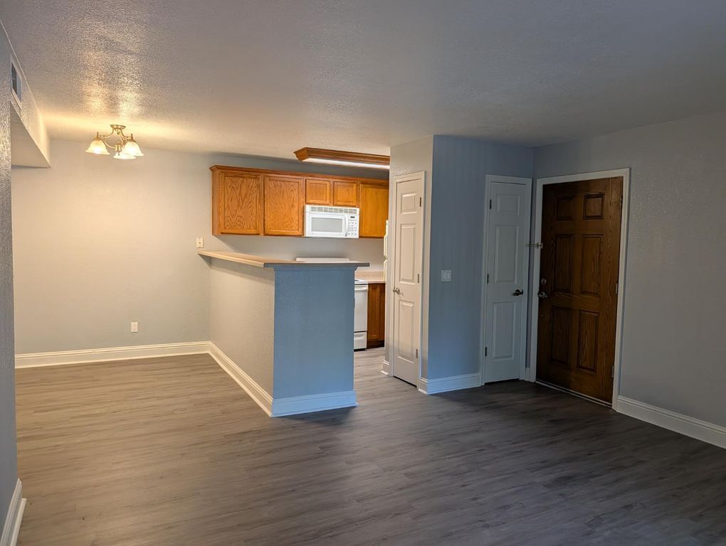 Image 4 of property listing at 2909 Huntington Boulevard # 205, Fresno, CA 93721