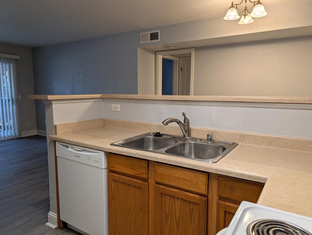 Image 7 of property listing at 2909 Huntington Boulevard # 205, Fresno, CA 93721