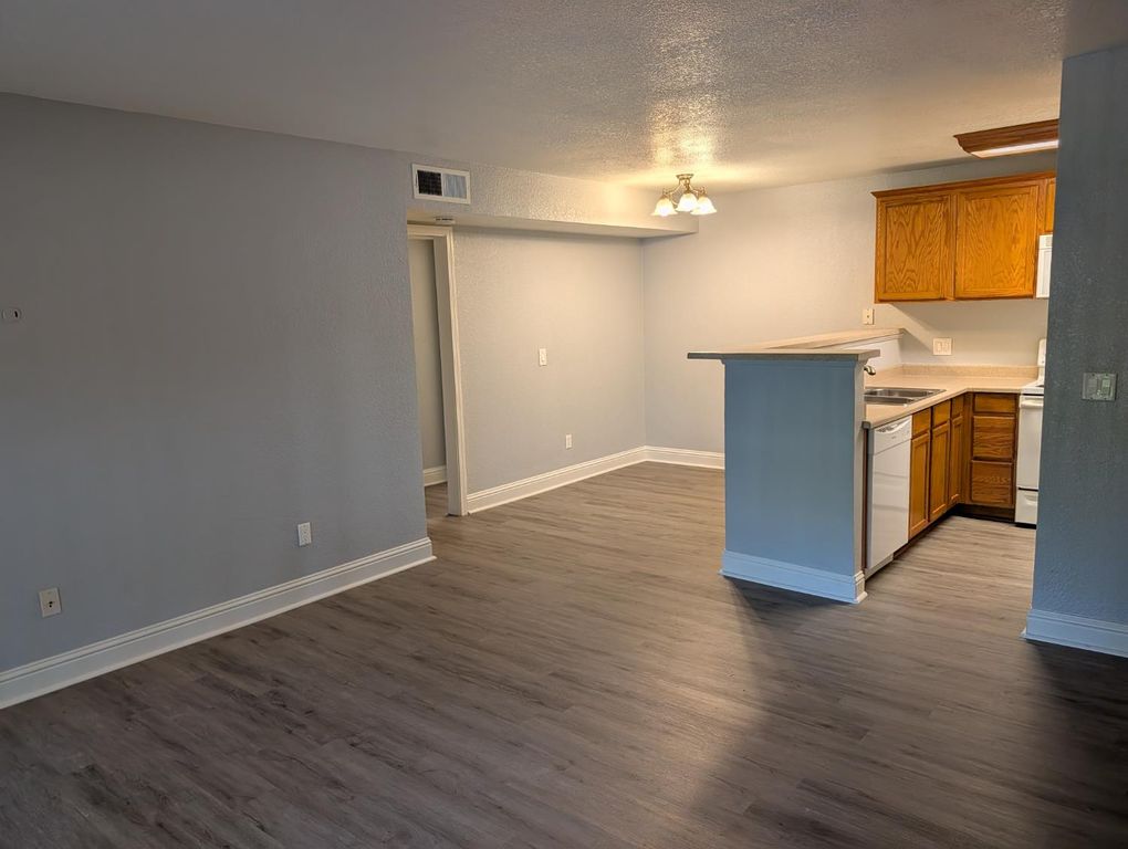Image 8 of property listing at 2909 Huntington Boulevard # 205, Fresno, CA 93721