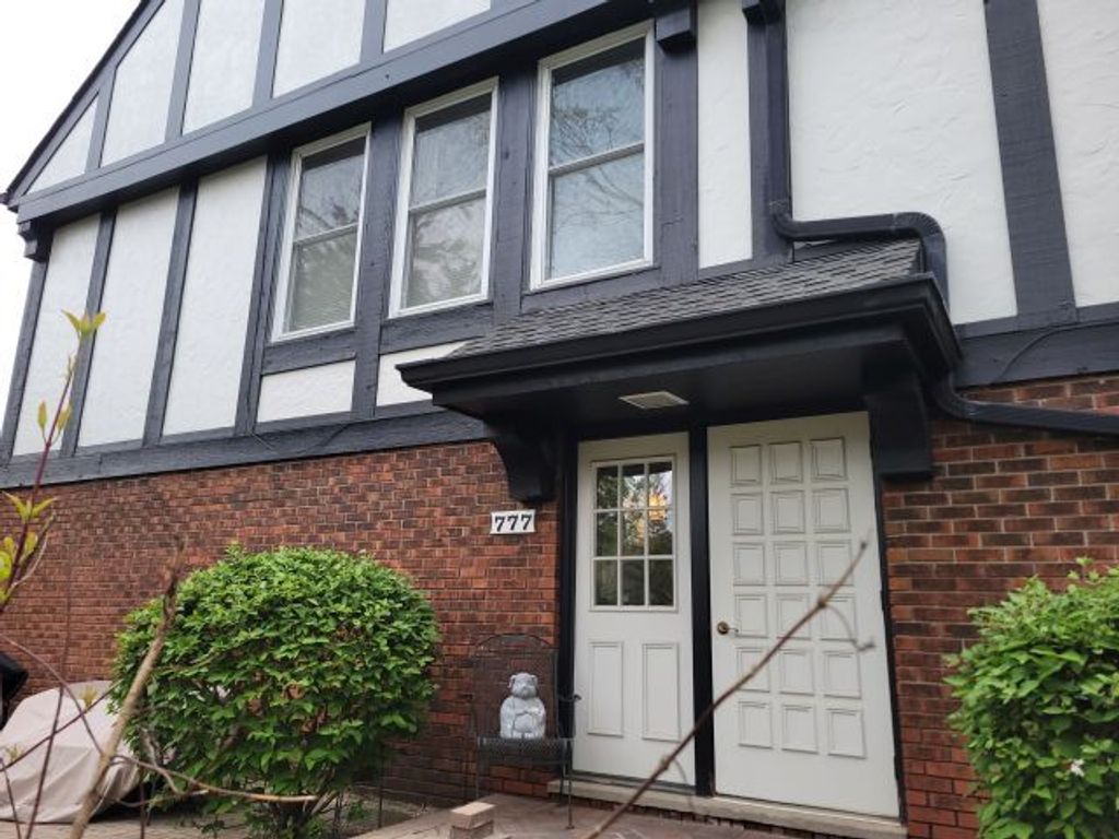 777 Garfield Avenue A, Libertyville, IL 60048