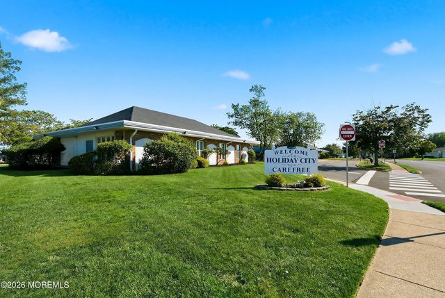 7 Canaries Court, Toms River, NJ 08757