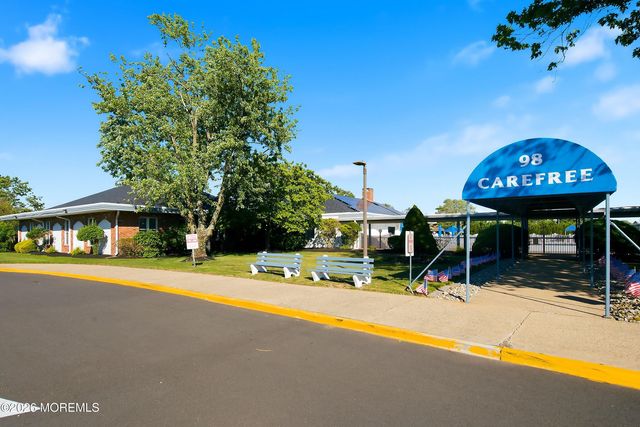 7 Canaries Court, Toms River, NJ 08757