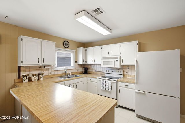 7 Canaries Court, Toms River, NJ 08757