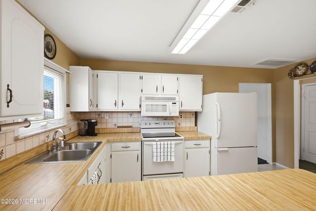 7 Canaries Court, Toms River, NJ 08757