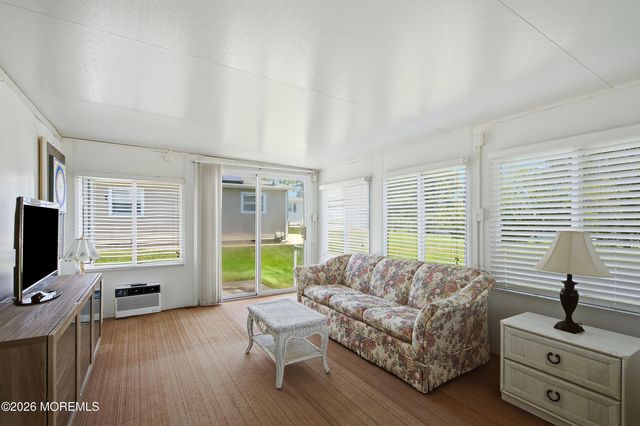 7 Canaries Court, Toms River, NJ 08757