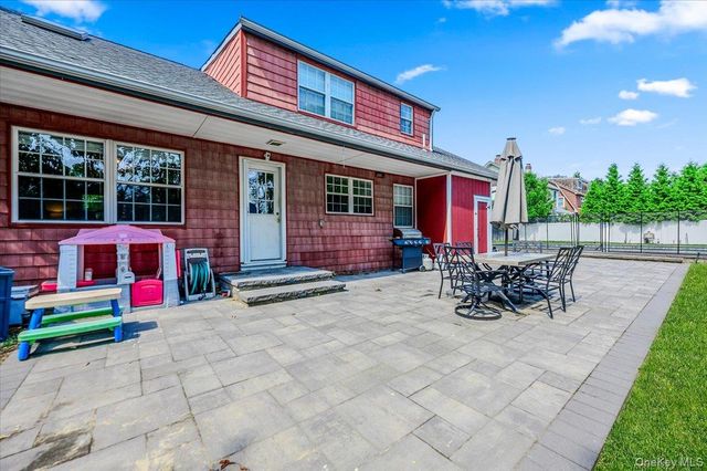 22 Manitton Court, Islip, NY 11751