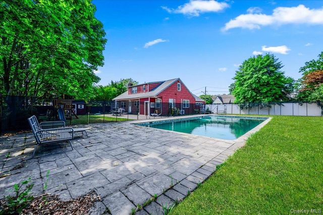 22 Manitton Court, Islip, NY 11751