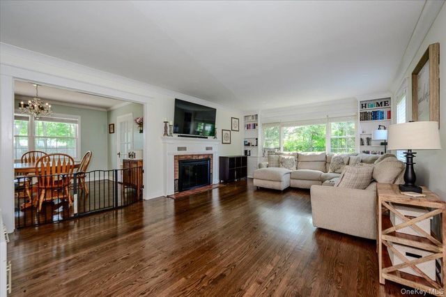 22 Manitton Court, Islip, NY 11751