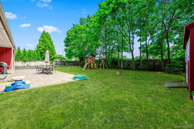 22 Manitton Court, Islip, NY 11751
