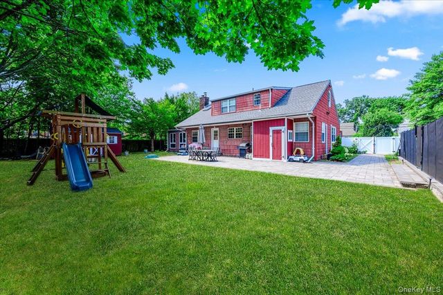 22 Manitton Court, Islip, NY 11751